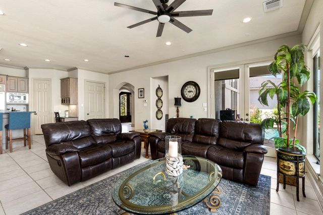 4 Mariners Lane, Kemah, TX 77565