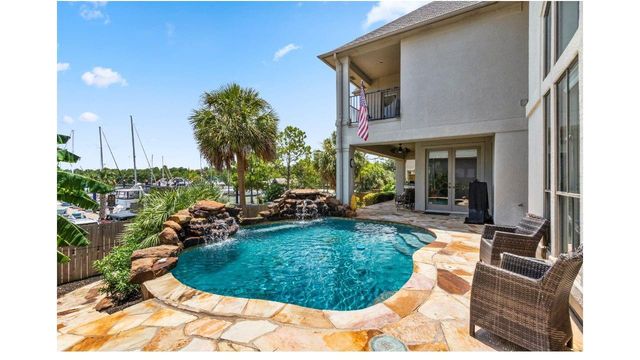 4 Mariners Lane, Kemah, TX 77565