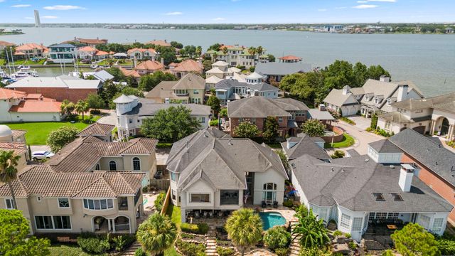 4 Mariners Lane, Kemah, TX 77565