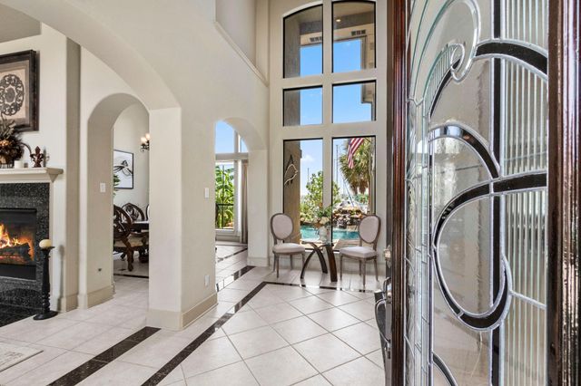 4 Mariners Lane, Kemah, TX 77565