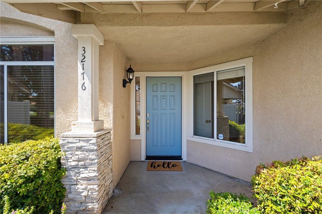 Image 5 of property listing at 32176 Corte Florecita, Temecula, CA 92592