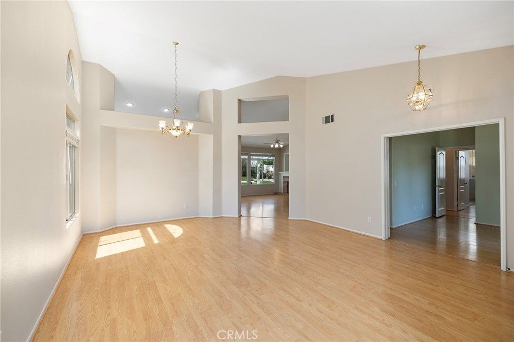 Image 9 of property listing at 32176 Corte Florecita, Temecula, CA 92592