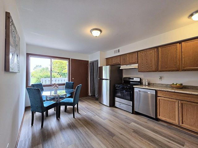 1522 Big Bend ROAD #G, Waukesha, WI 53189