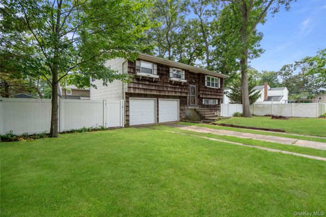 8 Rodney Avenue, Islip Terrace, NY 11752