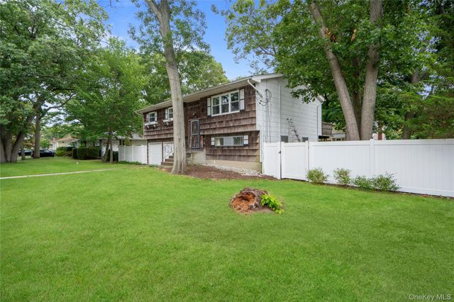 8 Rodney Avenue, Islip Terrace, NY 11752