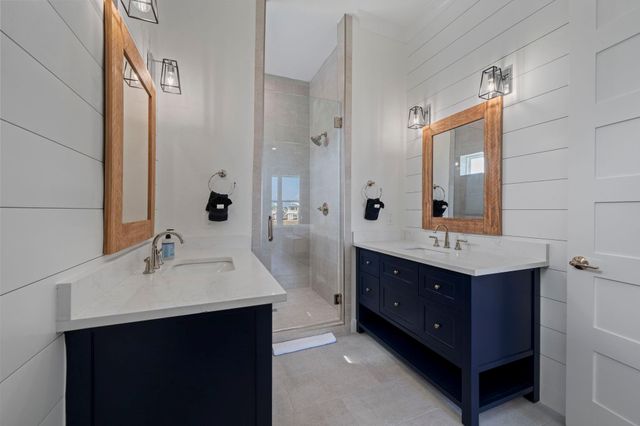 719 Seaside Dr, Crystal Beach, TX 77650