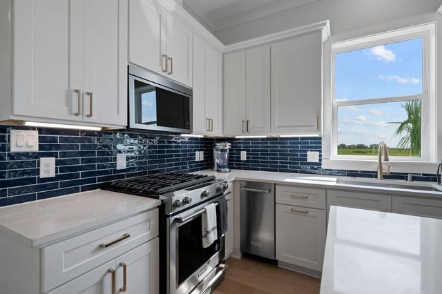 719 Seaside Dr, Crystal Beach, TX 77650