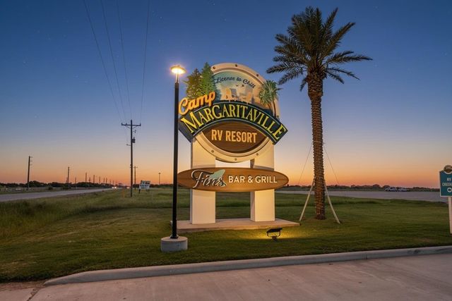 719 Seaside Dr, Crystal Beach, TX 77650