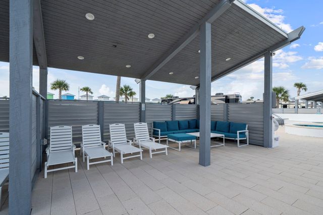 719 Seaside Dr, Crystal Beach, TX 77650