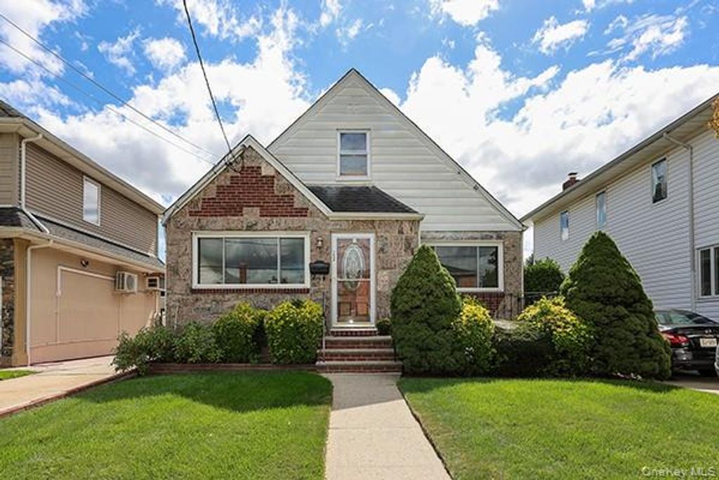 1408 Lowell Avenue, New Hyde Park, NY 11040 — photo 2