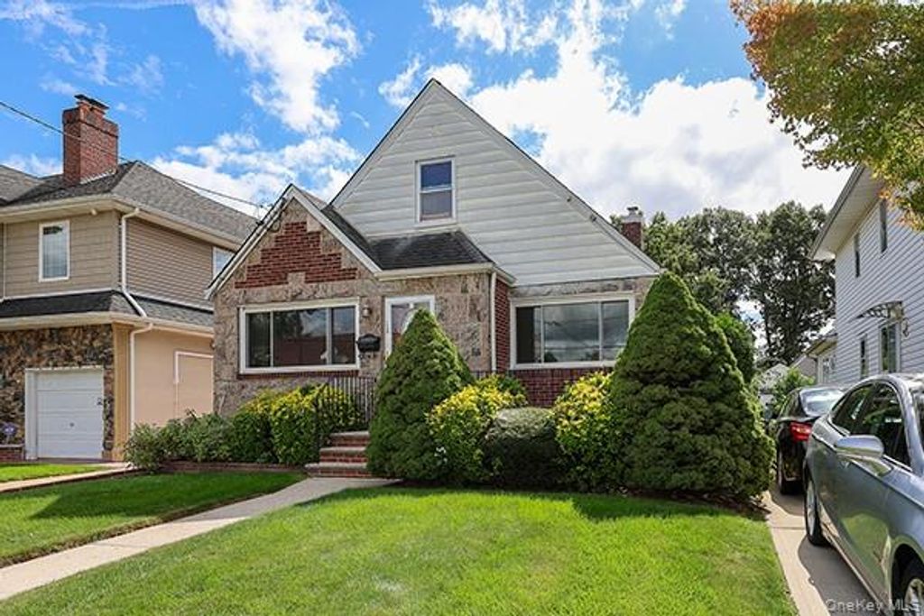 1408 Lowell Avenue, New Hyde Park, NY 11040 — photo 3