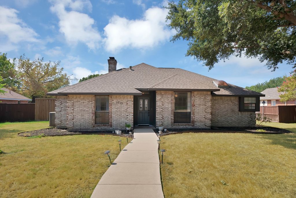 1215 Shawnee Trail, Carrollton, TX 75007 — exterior