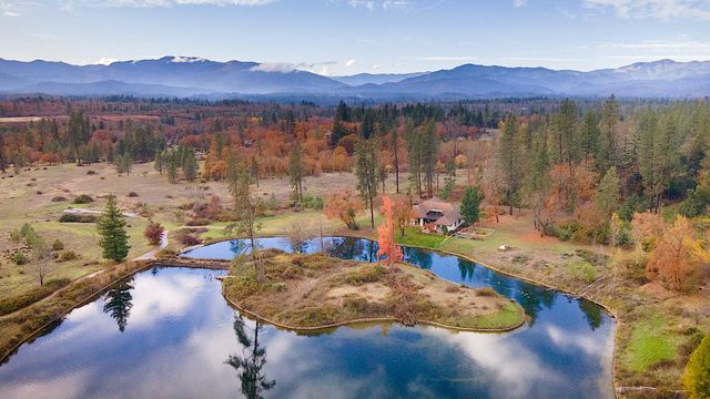 903 Nicklaus Point Lane, Grants Pass, OR 97526