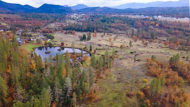 903 Nicklaus Point Lane, Grants Pass, OR 97526