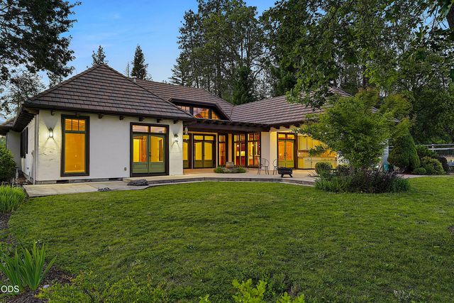 903 Nicklaus Point Lane, Grants Pass, OR 97526