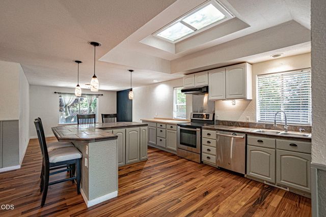 171 Peggy Lane, Talent, OR 97540