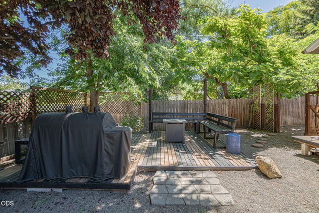 171 Peggy Lane, Talent, OR 97540