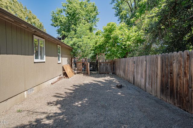 171 Peggy Lane, Talent, OR 97540