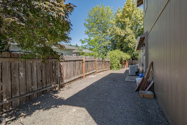 171 Peggy Lane, Talent, OR 97540