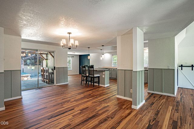 171 Peggy Lane, Talent, OR 97540