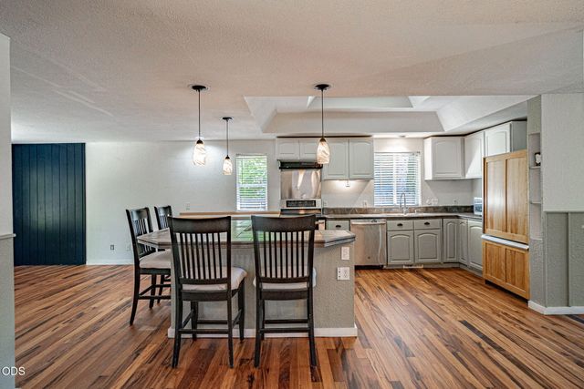 171 Peggy Lane, Talent, OR 97540