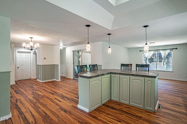 171 Peggy Lane, Talent, OR 97540