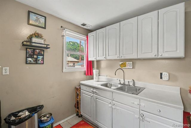 1107 E Hayes Avenue, Hazel Park, MI 48030
