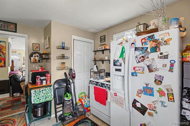 1107 E Hayes Avenue, Hazel Park, MI 48030