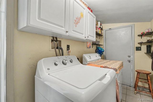 1107 E Hayes Avenue, Hazel Park, MI 48030