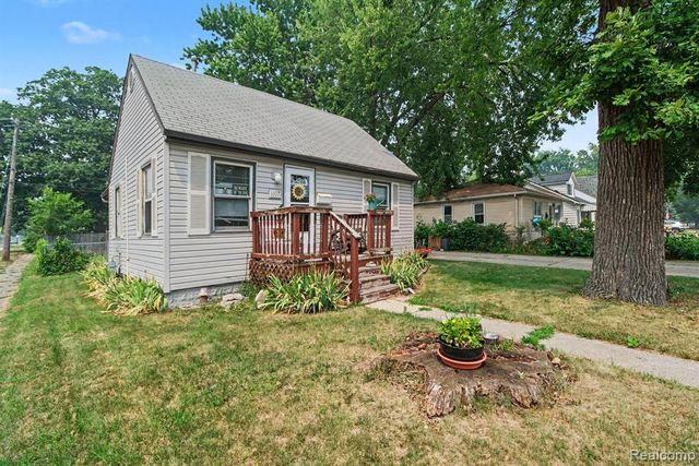 1107 E Hayes Avenue, Hazel Park, MI 48030