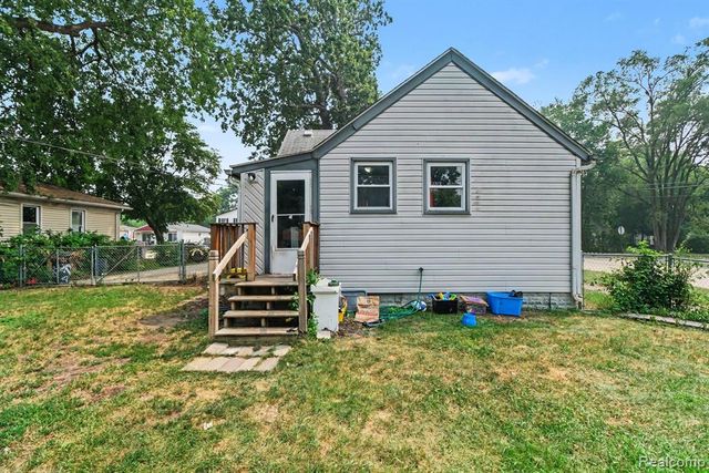 1107 E Hayes Avenue, Hazel Park, MI 48030