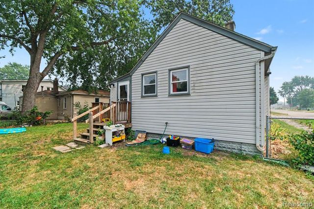 1107 E Hayes Avenue, Hazel Park, MI 48030
