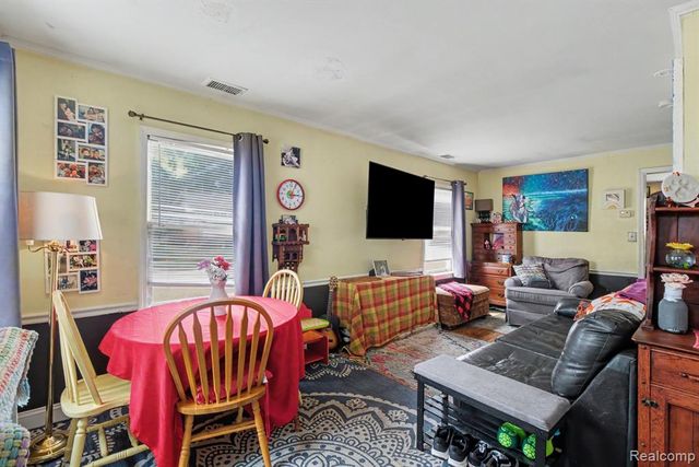 1107 E Hayes Avenue, Hazel Park, MI 48030