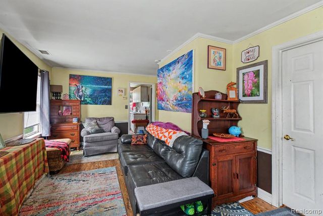 1107 E Hayes Avenue, Hazel Park, MI 48030