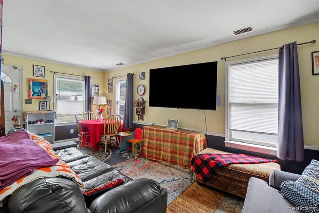 1107 E Hayes Avenue, Hazel Park, MI 48030