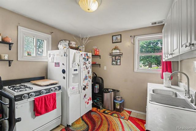 1107 E Hayes Avenue, Hazel Park, MI 48030