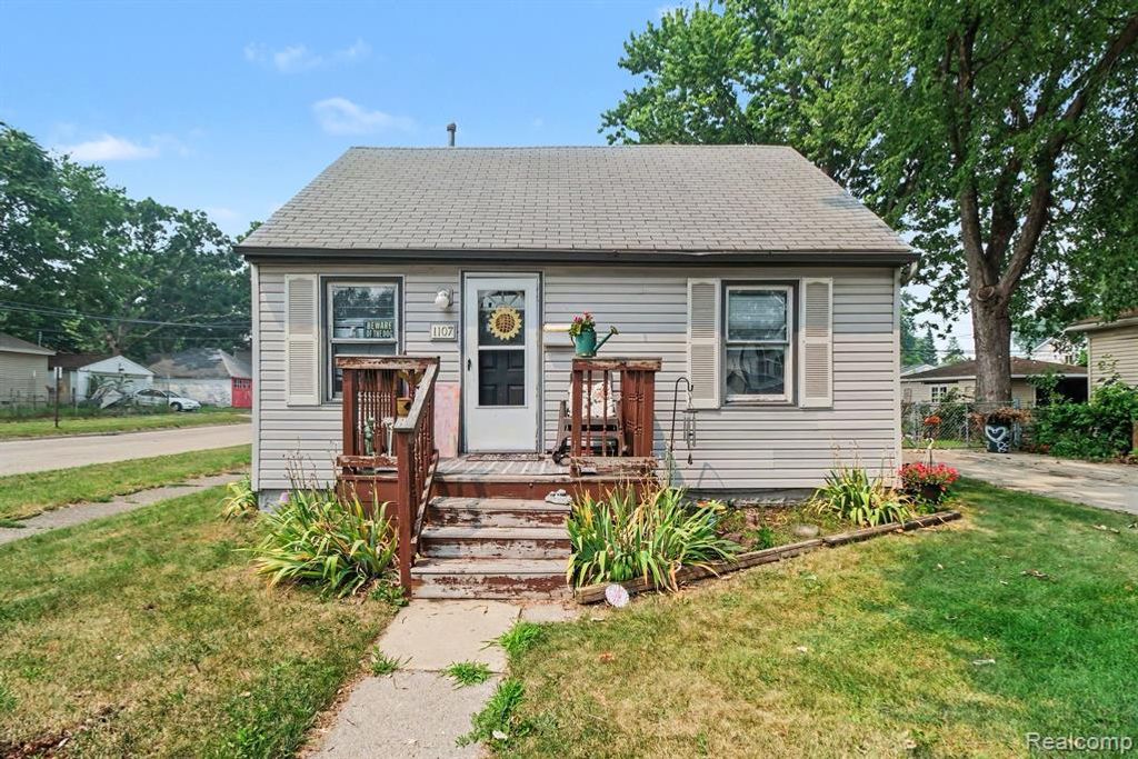 1107 E Hayes Avenue, Hazel Park, MI 48030