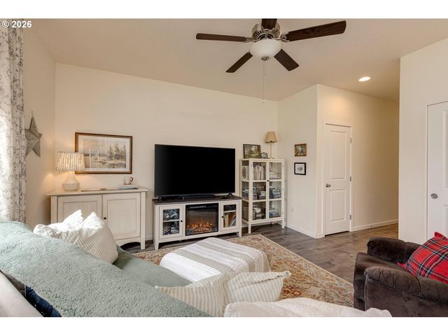 2097 Nw WOODLAND Dr, Mc Minnville, OR 97128