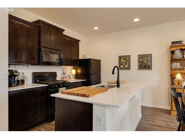 2097 Nw WOODLAND Dr, Mc Minnville, OR 97128