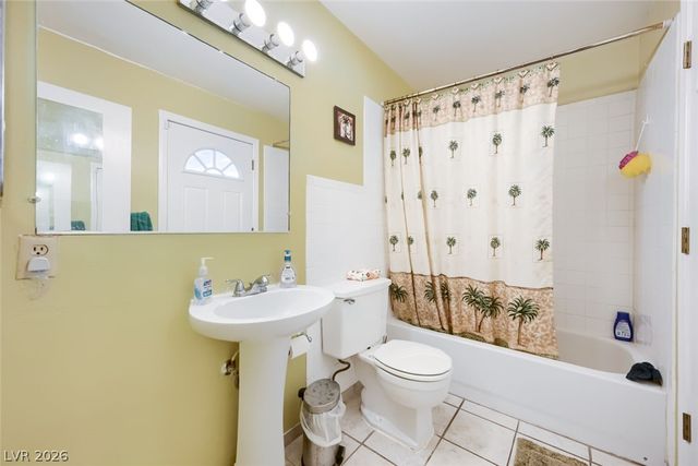 3572 Regents Circle, Las Vegas, NV 89121