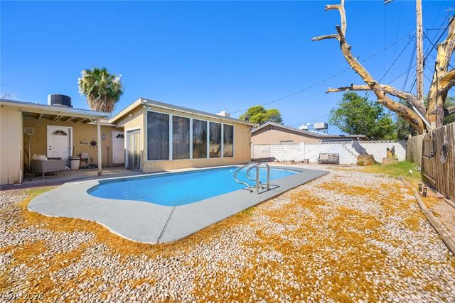 3572 Regents Circle, Las Vegas, NV 89121
