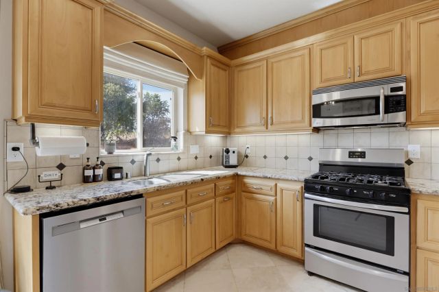 16819 Daza Dr, Ramona, CA 92065