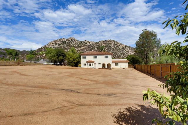16819 Daza Dr, Ramona, CA 92065