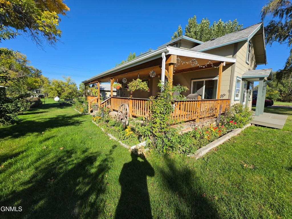311 Robinson Street, Grenora, ND 58845 photo 2