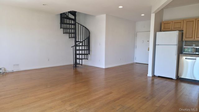 Steinway St. NE Steinway St. Street 2, Astoria, NY 11105