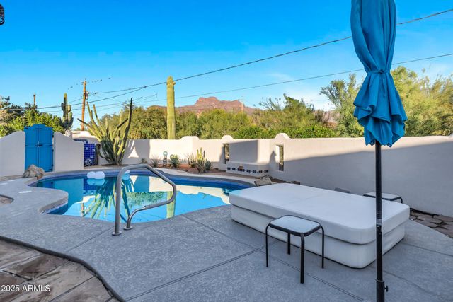 1291 S RED ROCK Court, Apache Junction, AZ 85119