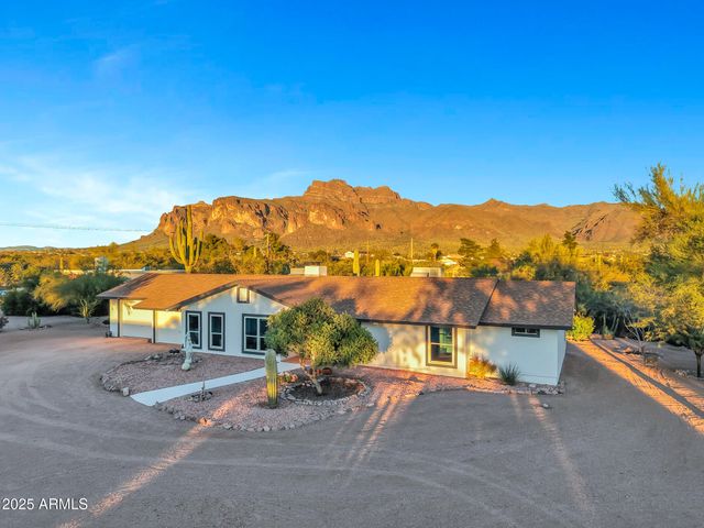 1291 S RED ROCK Court, Apache Junction, AZ 85119