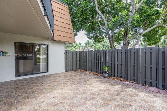 1530 W Harmony Lake Cir, Davie, FL 33324