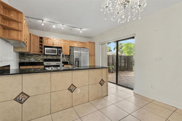 1530 W Harmony Lake Cir, Davie, FL 33324