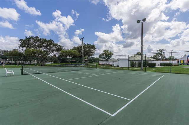 1530 W Harmony Lake Cir, Davie, FL 33324